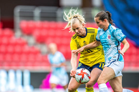Stina Blackstenius of Sweden and Julie Blakstad of Norway