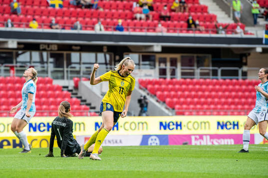Stina Blackstenius of Sweden celebrates 1-0