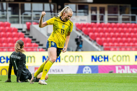 Stina Blackstenius of Sweden celebrates 1-0