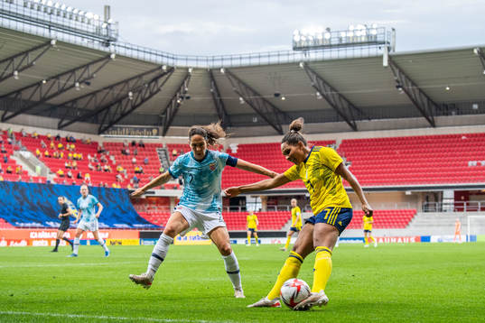 Ingrid Moe Wold of Norway and Madelen Janogy of Sweden