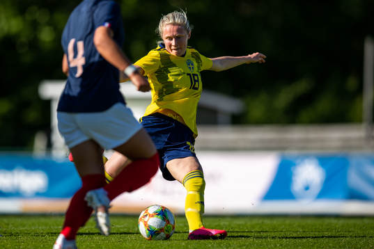 Sveriges Emilia Larsson skjuter 1-0
