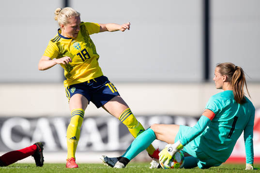 Sveriges Emilia Larsson och Frankrikes målvakt Myléne