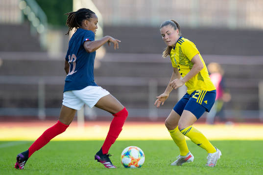 Frankrikes Emelyne Laurent och Sveriges Hanna Wijk