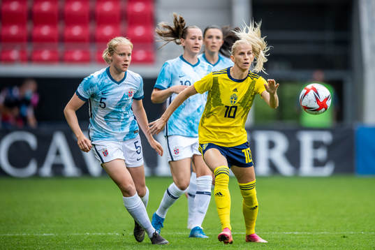 Julie Blakstad of Norway and Sofia Jakobsson of Sweden