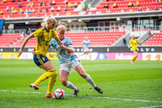 Sofia Jakobsson of Sweden and Julie Blakstad of Norway