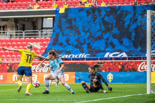 Stina Blackstenius of Sweden and Tuva Hansen of Norway