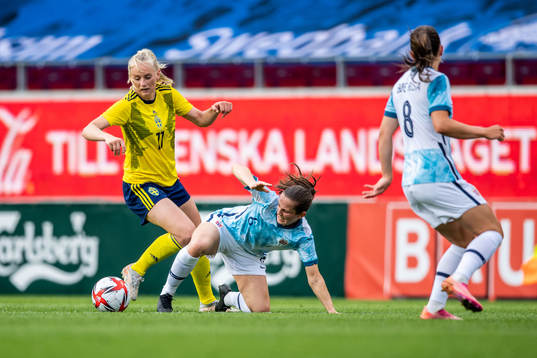 Stina Blackstenius of Sweden and Tuva Hansen of Norway
