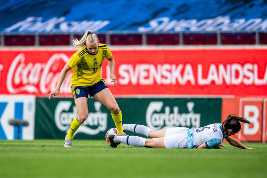 Stina Blackstenius of Sweden and Tuva Hansen of Norway