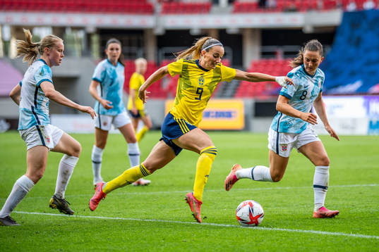 Kosovare Asllani of Sweden and Vilde Bøe Risa of Norway