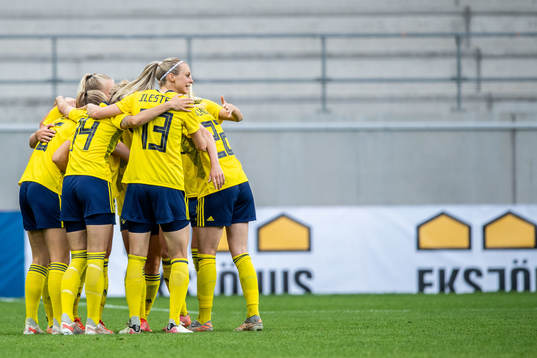 Stina Blackstenius of Sweden celebrates 1-0 with teammates