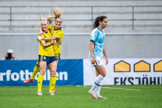 Stina Blackstenius of Sweden celebrates 1-0 with teammates
