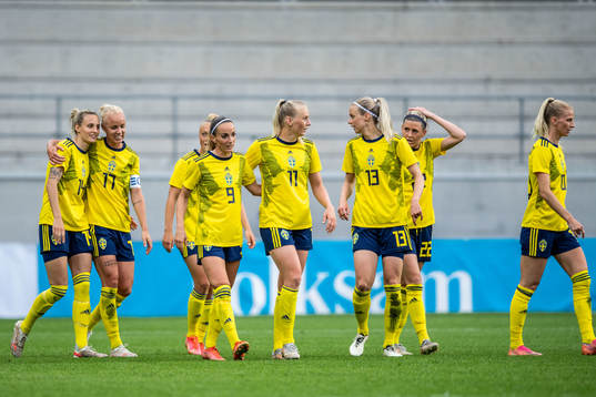 Stina Blackstenius of Sweden celebrates 1-0 with teammates