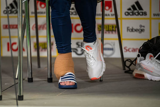 Kosovare Asllani of Sweden with ice