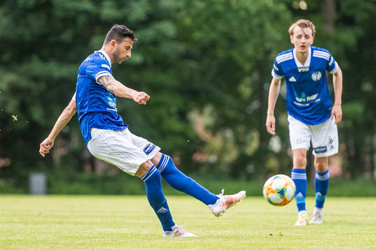 Lunds SKs Behrang Safari gör 2-0 på en frispark