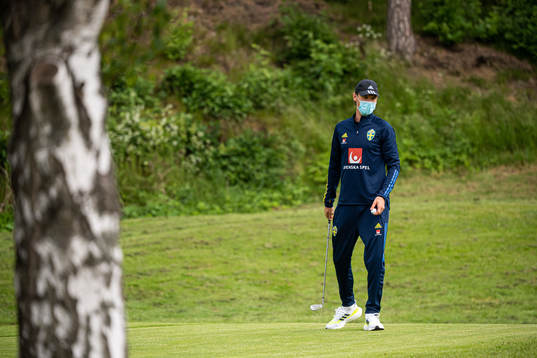 Albin Ekdal of the Swedish national football team golfing