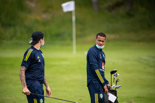 Victor Nilsson Lindelöf and Robin Quaison of the Swedish