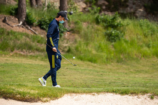 Albin Ekdal of the Swedish national football team golfing