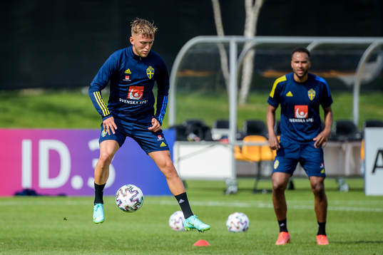 Jesper Karlsson and Isaac Kiese Thelin of the Swedish