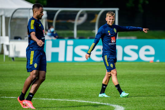 Isaac Kiese Thelin and Jesper Karlsson of the Swedish