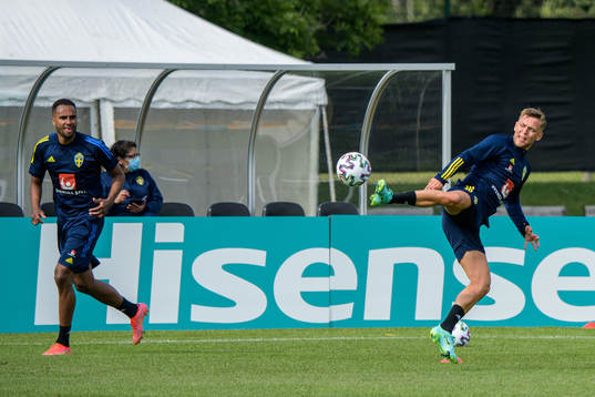 Isaac Kiese Thelin and Jesper Karlsson of the Swedish