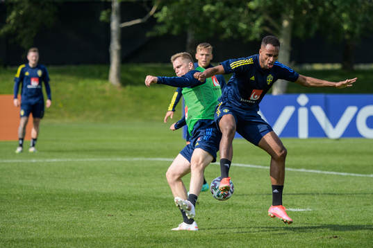 Mattias Johansson and Isaac Kiese Thelin of the Swedish