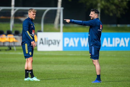 Jesper Karlsson and Poya Asbaghi, temporary coach of the