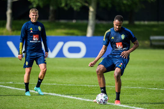 Jesper Karlsson and Isaac Kiese Thelin of the Swedish