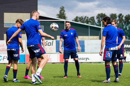 Östers spelare värmer upp