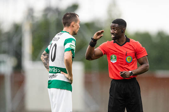 Västerås Filip Tronét i diskussion med domare Fredrik
