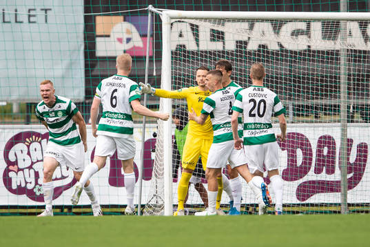 Västerås målvakt Anton Fagerström jublar