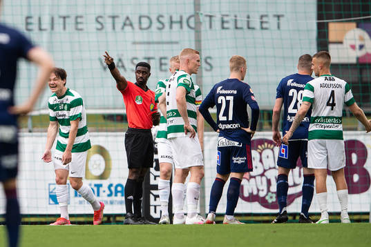 Västerås Filip Almström Tähti tilldelas ett rött kort
