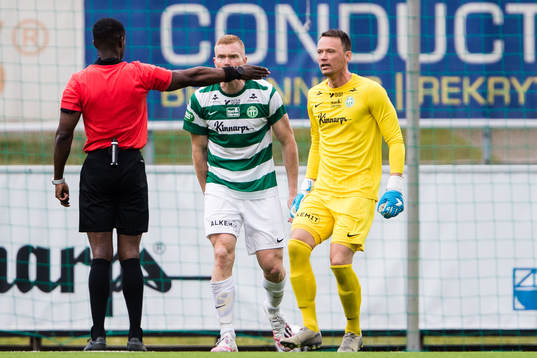 Västerås målvakt Anton Fagerström reagerar på domare