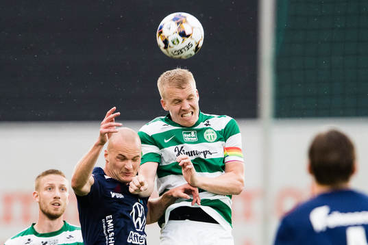 Östers Jonathan Drott i en nickduell med Västerås Simon