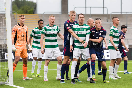 Västerås och Östers spelare gör sig redo för en hörna
