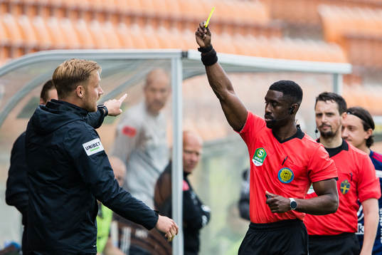 Domare Fredrik Oppong ger Västerås målvaktstränare Erik