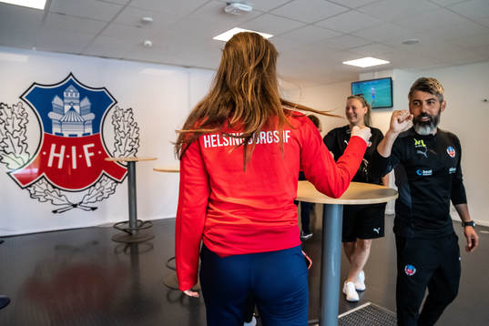 Helsingborgs spelare hälsar på assisterande tränare