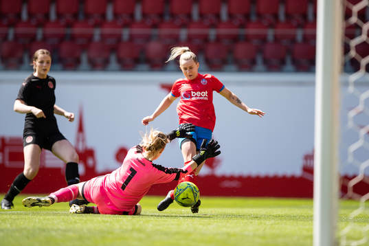 Hittarps målvakt Frida Memgård och Helsingborgs Sanna