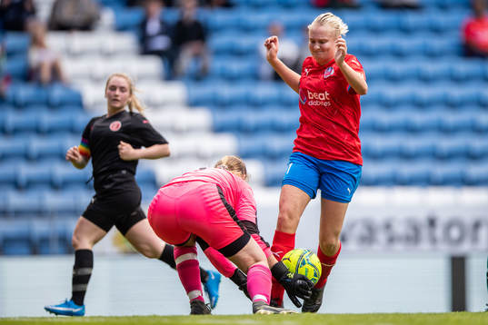 Hittarps målvakt Frida Memgård och Helsingborgs Maya