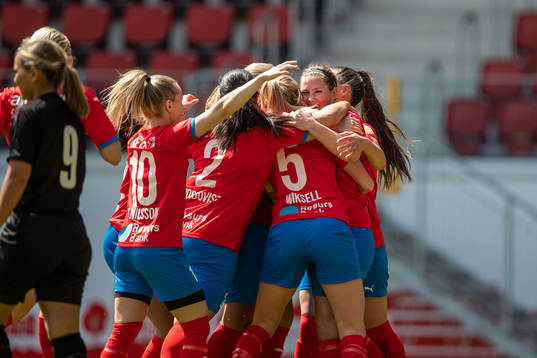 Helsingborgs Mia Westerblad jublar med lagkamrater