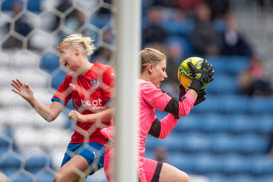 Helsingborgs Sanna Nilsson och Hittarps målvakt Frida