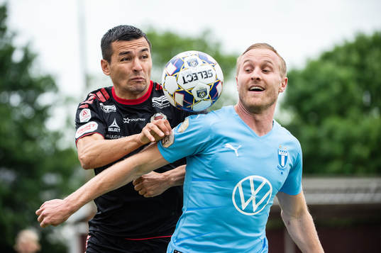 Kalmars Emin Nouri och oh Malmö FFs Franz Brorsson