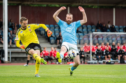 Kalmars målvakt Lucas Hägg Johansson och Malmö FFs Jo