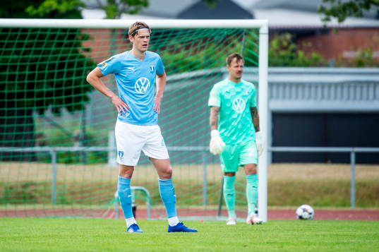 Malmö FFs Hugo Andersson och målvakt Johan Dahlin deppar