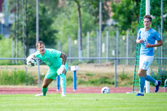 Malmö FFs målvakt Johan Dahlin och Hugo Andersson