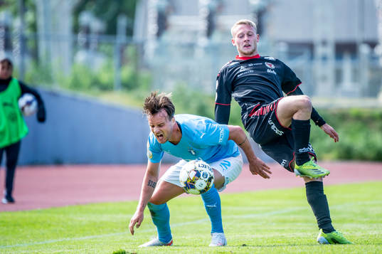Malmö FFs Eric Larsson mot Kalmars Lucas Andrén