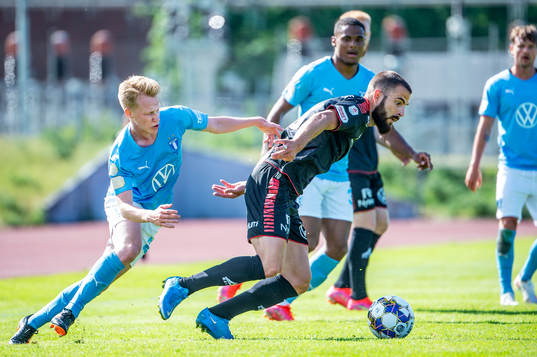 Malmö FFs David Edvardsson mot Kalmars Filip Sachpekidis