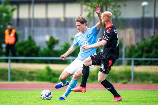 Malmö FFs Hugo Andersson mot Kalmars Nils Fröling