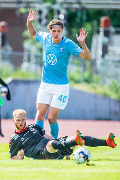 Malmö FFs Hugo Andersson mot Kalmars Nils Fröling