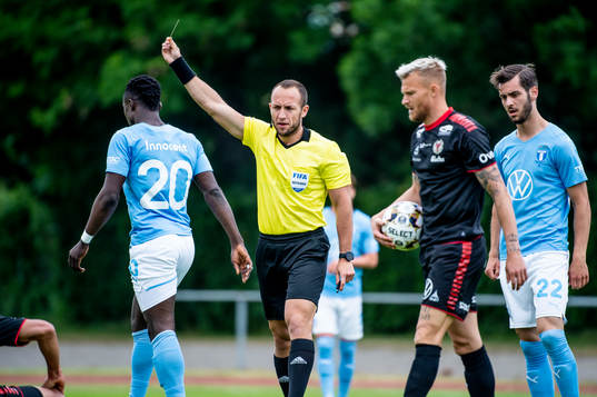 Domare Kaspar Sjöberg ger Malmö FFs Bonke Innocent gult