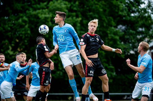 Malmö FFs Noah Eile mot Kalmars Romario Pereira Sipiao och